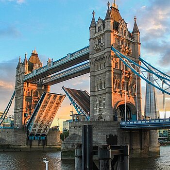 Tower Bridge in London in Abenddämmerung