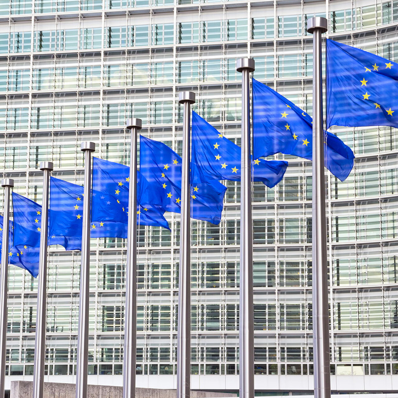 Foto von Gebäude mit Flaggen der Europäischen Union