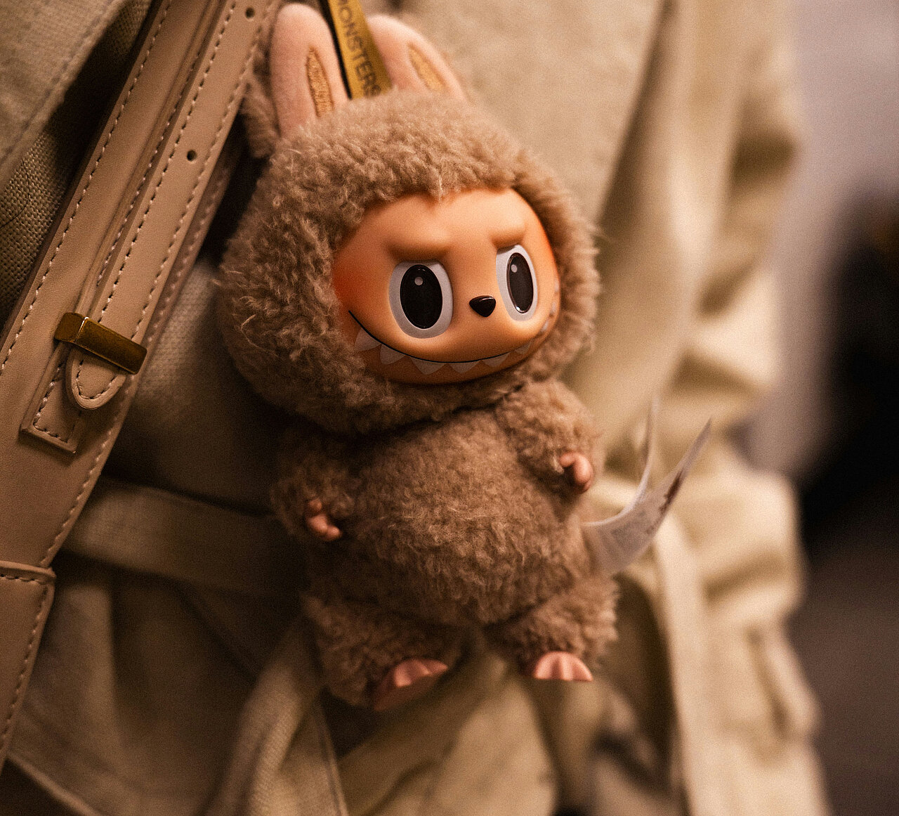 Ein Labubu als Taschen-Anhänger. 