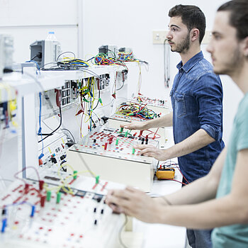 Zwei Forscher im Elektrotechnik Labor