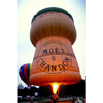 aufsteigender Heissluftballon in Champagner Korken Form, Fotocredit: Robert Burch_Alamy Stock Fotos