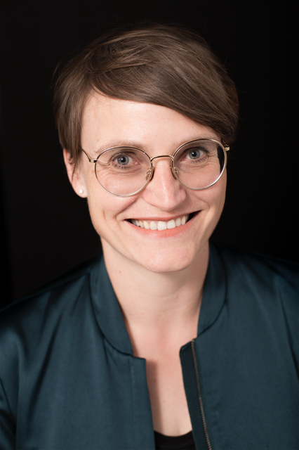 Porträtfoto von Eva Czernohorszky vor schwarzem Hintergrund.