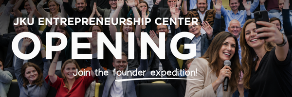 JKU_Entrepreneurship-Center_Opening Ein Foto von vielen Personen in einem Hörsaal, wobei zwei ganz vorne ein Selfie machen und eine von ihnen hält ein Mikrofon. Darauf steht in weißer, großer Schrift "JKU Entrepreneurship Center Openening".