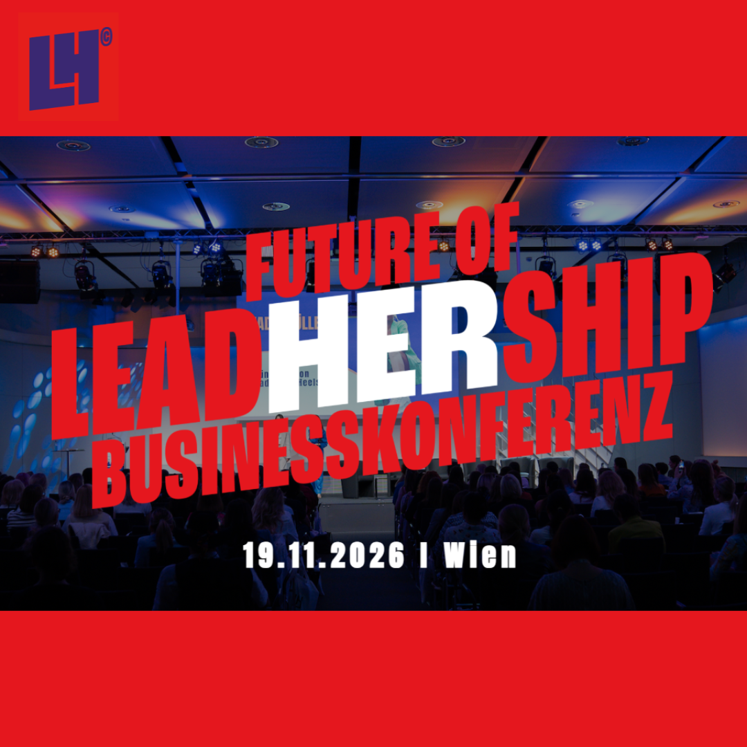Ein Foto von einem Konferenzsaal in dem es dunkel ist aber Scheinwerfer auf die Bühne leuchten mit viele Publikum. Darauf steht in grell roter Schrift "Future of LeadHERship Businesskonferenz" und darunter etwas kleiner in weiß "19.11.2926 in Wien". Auch das Logo der Veranstaltung ist in der Ecke in lila zu sehen.