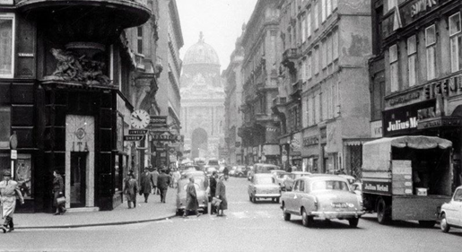 Schwarzweißfoto des Wiener Kohlmarkts in den 1940er Jahren