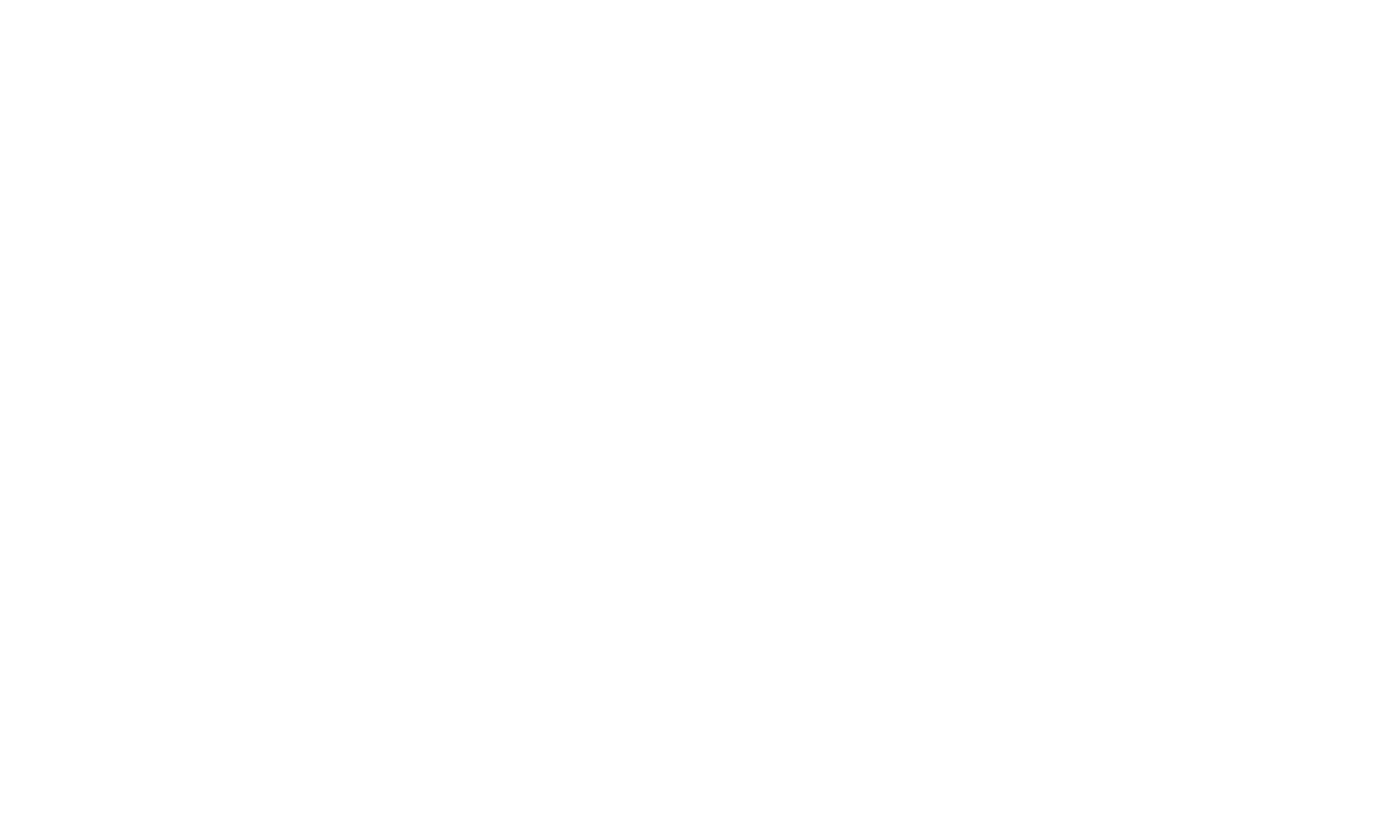 Hand mit einem Glas voller Münzen