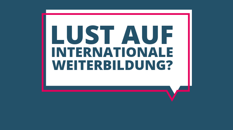 In einer weißen Sprechblase auf blauem Hintergrund steht "Lust auf internationale Weiterbildung?"