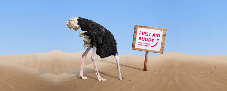 Vogelstrauß steckt Kopf in den Sand. Daneben ein Schild mit der Aufschrift "First Aid Buddy - Erste Hilfe bei Rechtsfragen".