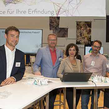 am Bild die Präsidentin des Patentamtes mit ihrem Team am Infostand des Patentamtes in Alpbach