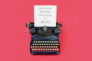 mechanische Schreibmaschine mit eingespanntem Papier, darauf steht: Patente, Marken, Designs Blog