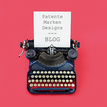 mechanische Schreibmaschine mit eingespanntem Papier, darauf steht: Patente, Marken, Designs Blog