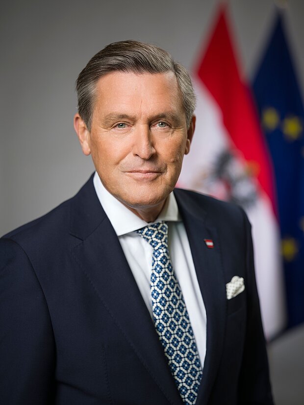 Portait von Bundesminister Peter Hanke, Fotocredit: BKA/Andy Wenzel