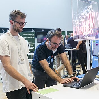 Student mit Techniker vom Österreichischen Patentamt bei der Recherche, aufgenommen in Alpbach beim Innovationsmarathon der TU Austria.