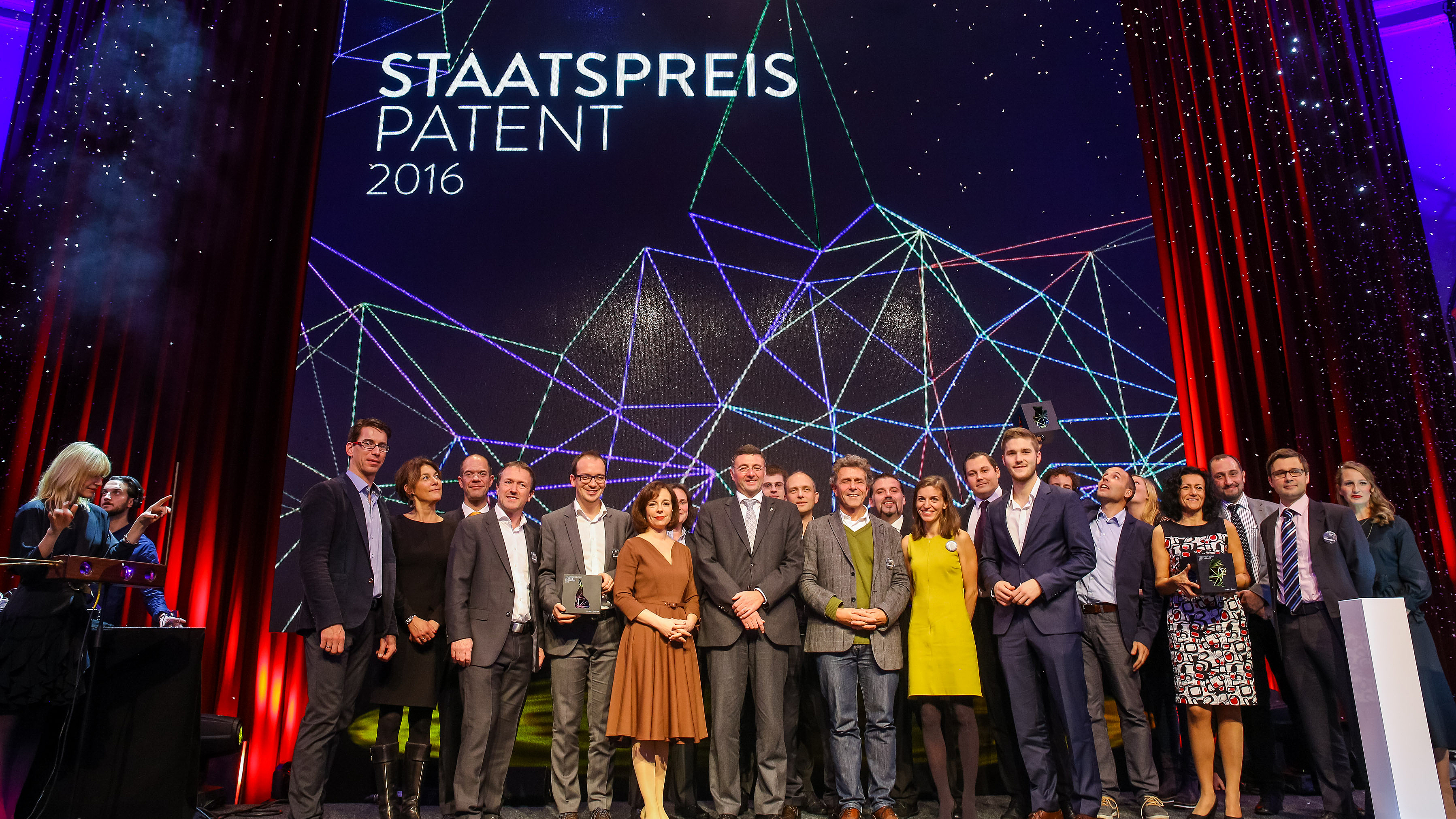 Foto von allen Siegerinnen und Siegern auf der Bühne bei der ersten Verleihung des Staatspreises Patent