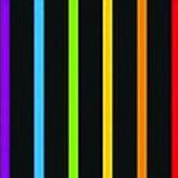 Bild bestehend aus einer Kombination von vertikal nebeneinander in gleichen Abständen angeordneten Streifen in der Farbtonreihenfolge von links nach rechts violett, blau, grün, gelb, orange und rot auf schwarzem Hintergrund, wobei die Streifen jeweils die gleiche Breite aufweisen.