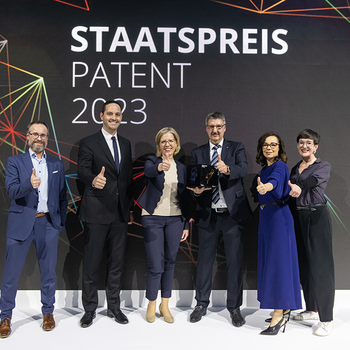 Staatspreis Patent Gewinner Kategorie Patent: Im Bild Martin Miltner und Werner Liemberger (TU Wien), Bundesministerin Leonore Gewessler, Michael Harasek (TU Wien), Patentamtpräsidentin Mariana Karepova und Jurorin Henriette Spyra (v.l.n.r.) Credit: Österreichisches Patentamt/APA-Fotoservice/Juhasz