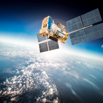 schwebender Satellit mit dem Planeten Erde im Hintergrund