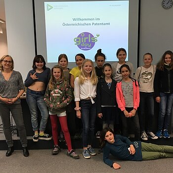 Gruppenfoto von Schulkinder und Mitarbeiterinnen des Patentamtes am Girls Day