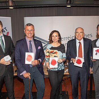 Gruppenfoto des podiums der Pressekonferenz zum Jahresbericht 2018 des Österreichischen Patentamtes. von links nach rechts: Dr. Alexander Reissner, CEO ENPULSION GmbH; Ing. Norbert Hofer, Bundesminister für Verkehr, Innovation und Technologie; Mag. Mariana Karepova, Präsidentin Österreichisches Patentamt; Prof. Helmut List, Vorsitzender CEO AVL List; Michael Reitinger, Startup-Gründer