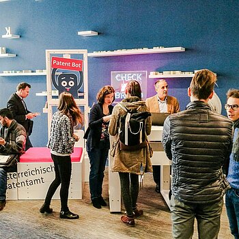 Beratungsgespräche am Messestand des Patentamtes