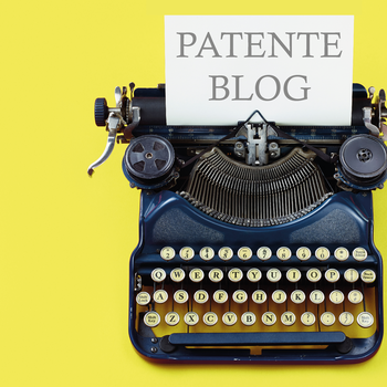 mechanische Schreibmaschine mit eingespanntem Papier, darauf steht: Patente Blog