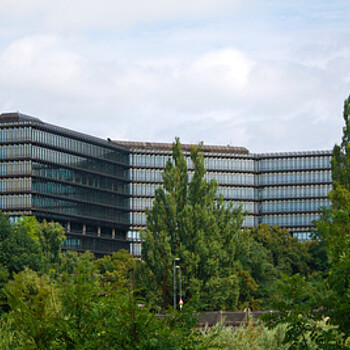 am Bild das Gebäude des Europäischen Patentamtes in München