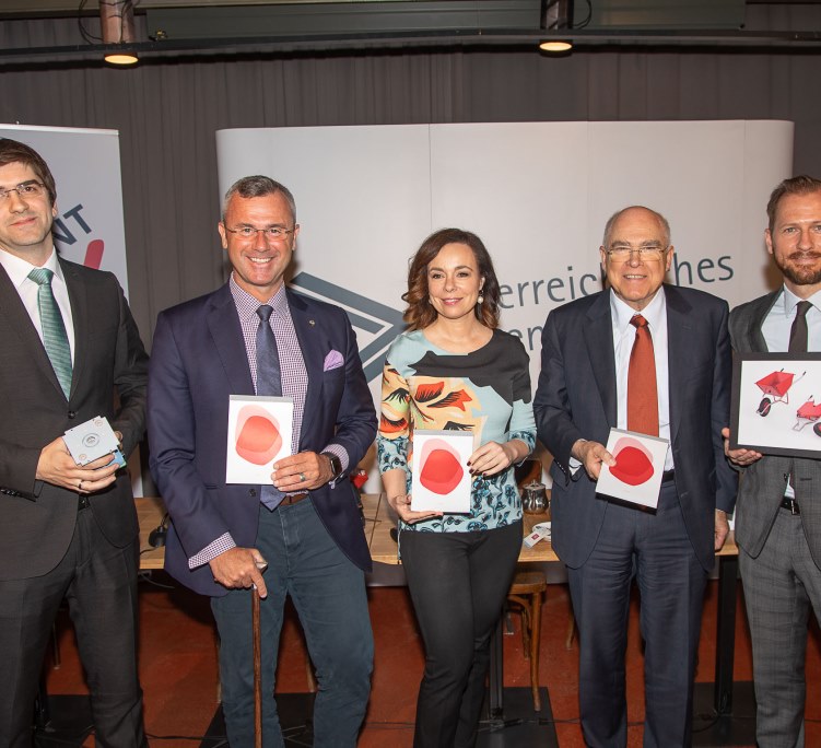 Gruppenfoto des podiums der Pressekonferenz zum Jahresbericht 2018 des Österreichischen Patentamtes. von links nach rechts: Dr. Alexander Reissner, CEO ENPULSION GmbH; Ing. Norbert Hofer, Bundesminister für Verkehr, Innovation und Technologie; Mag. Mariana Karepova, Präsidentin Österreichisches Patentamt; Prof. Helmut List, Vorsitzender CEO AVL List; Michael Reitinger, Startup-Gründer