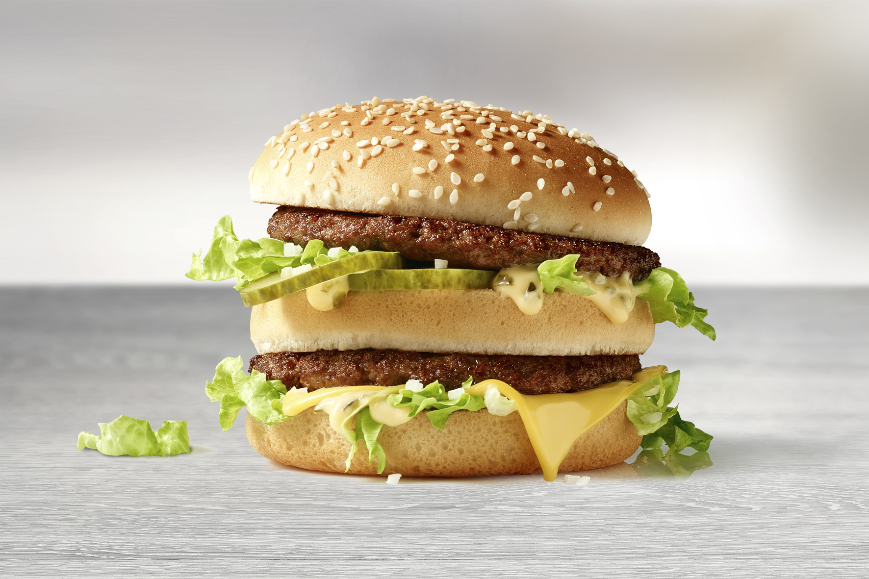 Burger Big Mac von Mc Donalds vor grauem Hintergrund