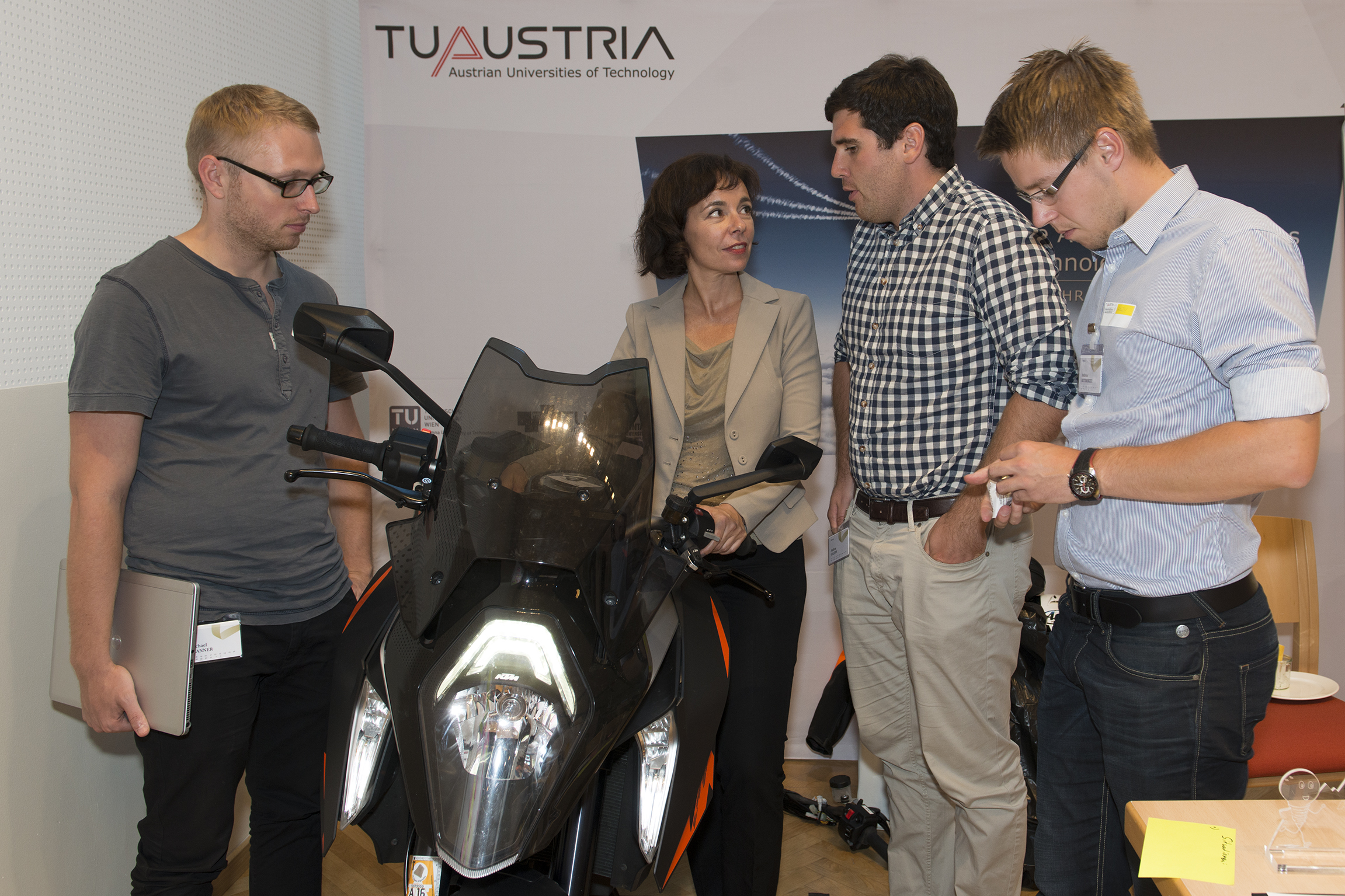 am Bild die Präsidentin des Österreichischen Patentamtes mit Teilnehmern des Innovationsmarathons in Alpbach rund um ein modernes Motorrad