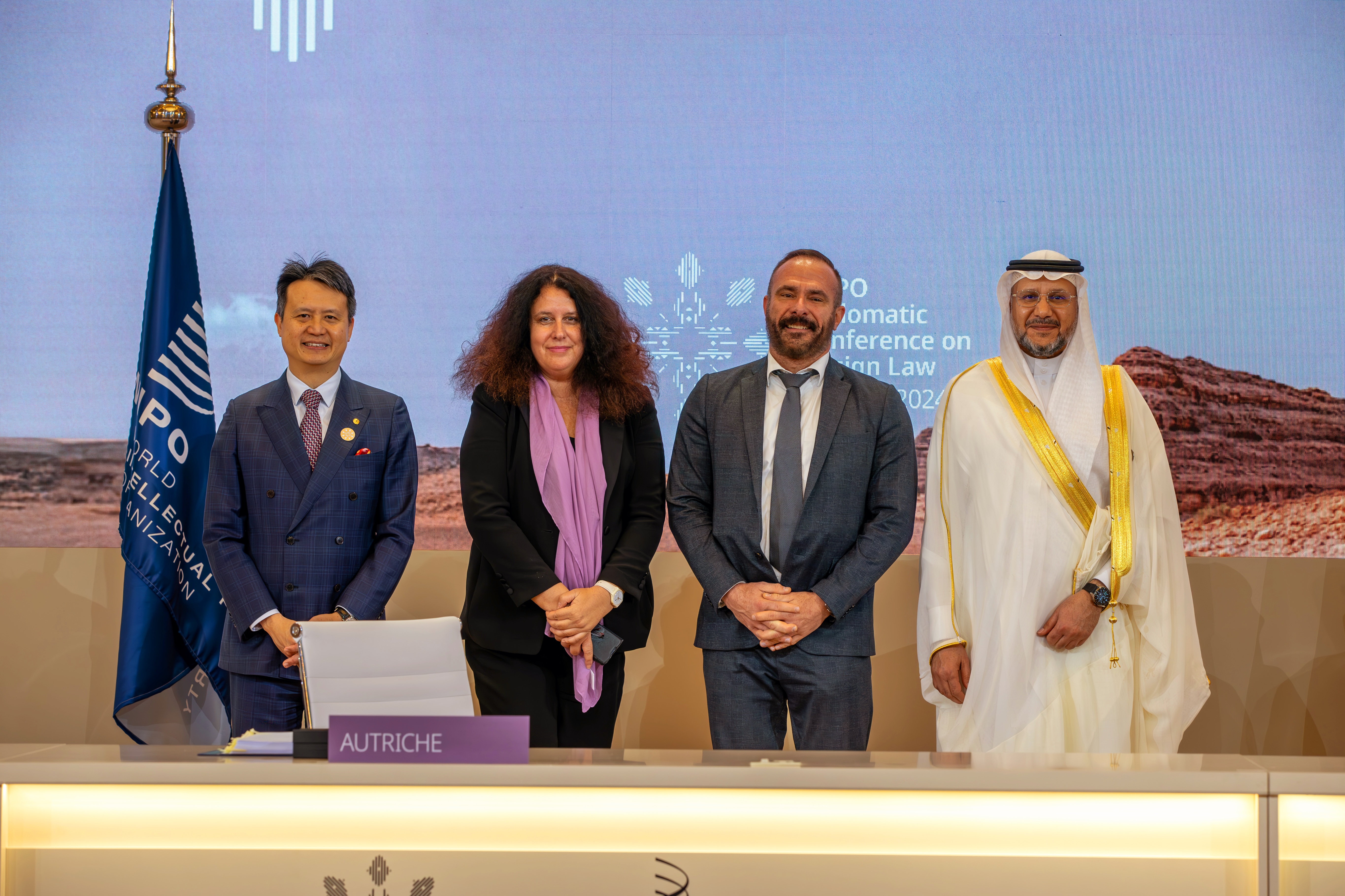 im Bild: Daren Tang (WIPO), Silvie Fröch und Walter Ledermüller (ÖPA), Abdulaziz Muhammad AlSwailem (SAIP); ©WIPO/Borlant