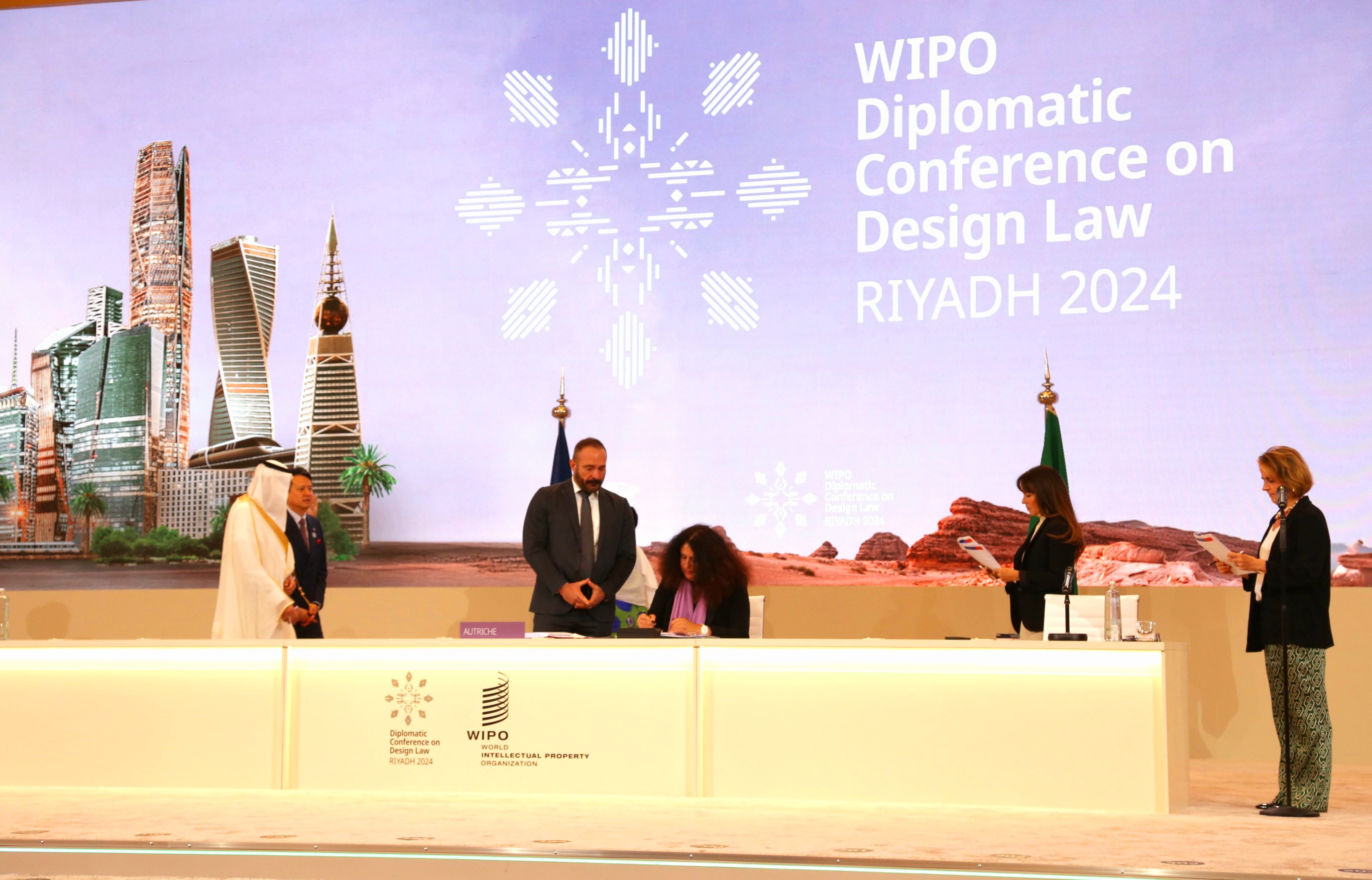 Unsere Kollegin Silvie Fröch hat den Vertrag für Österreich unterschrieben. Im Bild: Abdulaziz Muhammad AlSwailem (SAIP), Daren Tang (WIPO), Walter Ledermüller und Silvie Fröch (ÖPA), Anna Morawiec Mansfield (WIPO); ©Albrecht