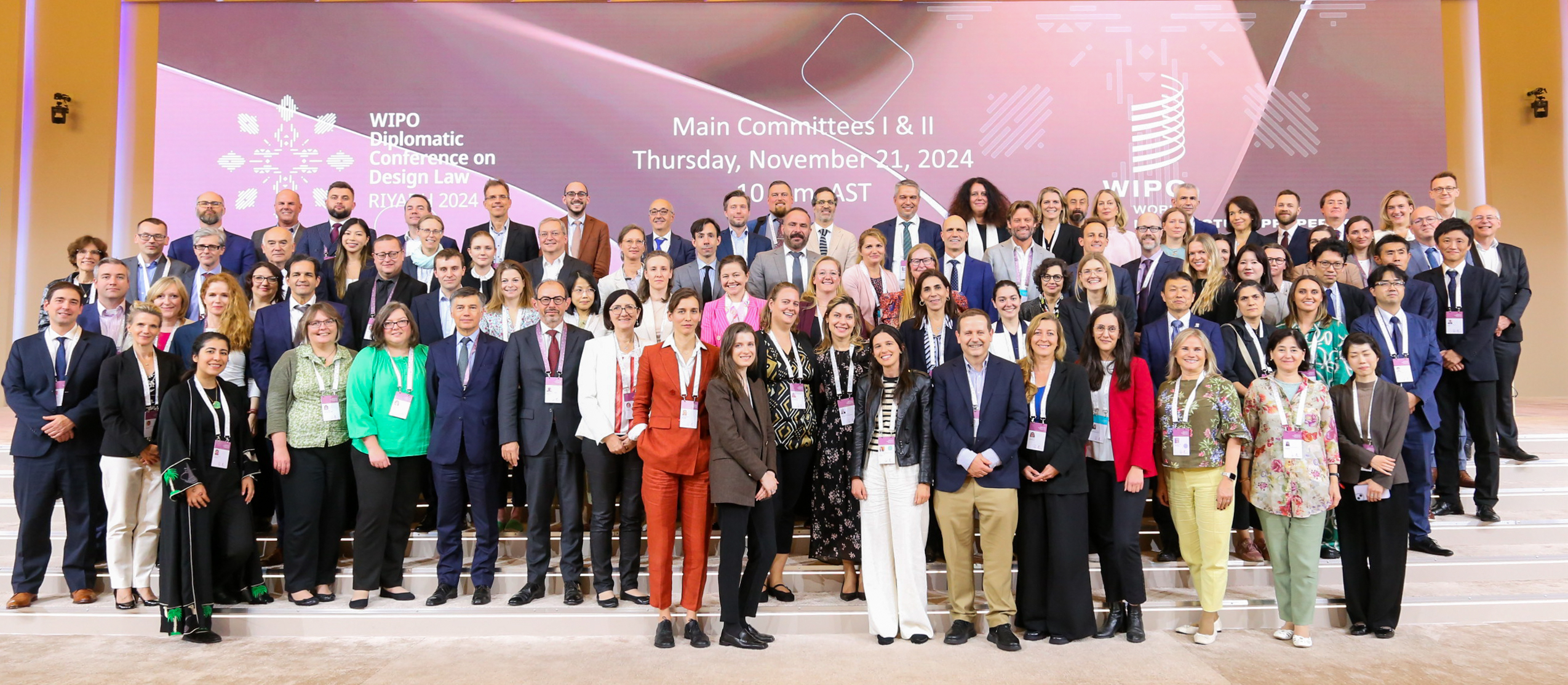 Gruppenbild der Teilnehmer:innen der Diplomatischen Konferenz in Riad; ©Albrecht