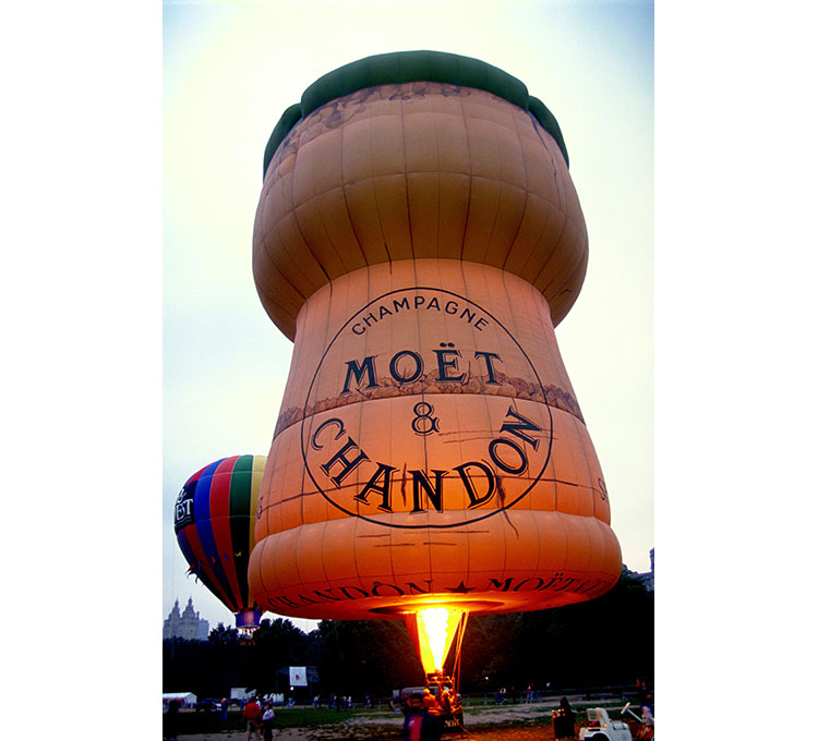 aufsteigender Heissluftballon in Champagner Korken Form, Fotocredit: Robert Burch_Alamy Stock Fotos