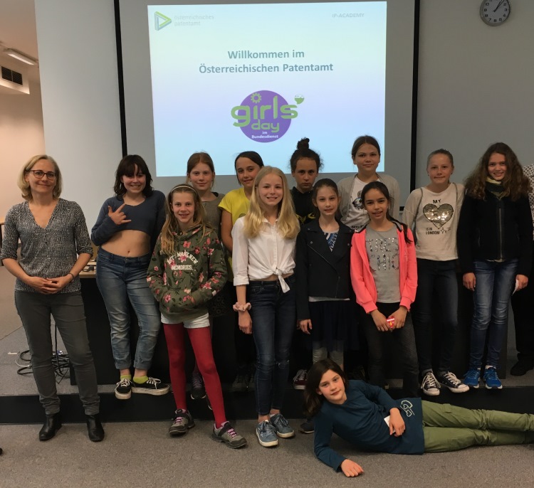 Gruppenfoto von Schulkinder und Mitarbeiterinnen des Patentamtes am Girls Day