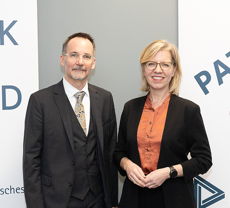 Bundesministerin Leoonore Gewessler gratuliert den neuen Patentamtspräsidenten Stefan Harasek.