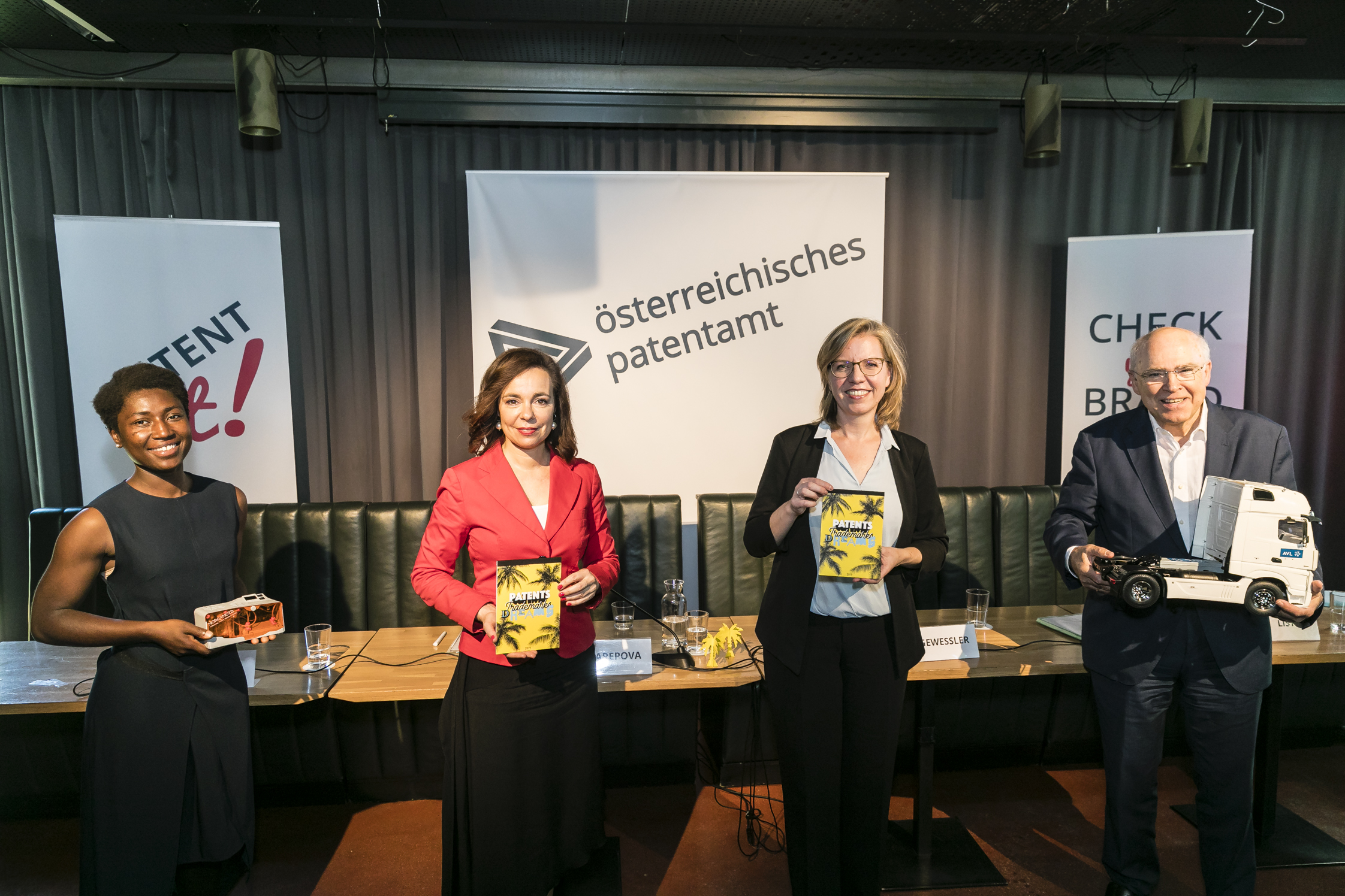 Im Bild v.l.n.r. Charlotte Ohonin, Startup Norganoid; Mariana Karepova, Patentamtspräsidentin; Leonore Gewessler, Klimaschutzministerin; Prof Helmut List, CEO AVL List