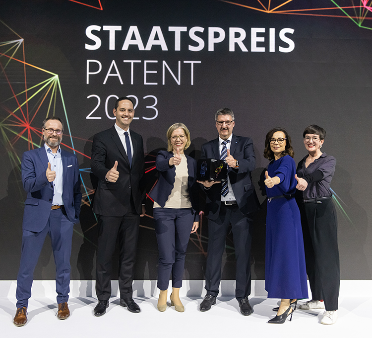 Staatspreis Patent Gewinner Kategorie Patent: Im Bild Martin Miltner und Werner Liemberger (TU Wien), Bundesministerin Leonore Gewessler, Michael Harasek (TU Wien), Patentamtpräsidentin Mariana Karepova und Jurorin Henriette Spyra (v.l.n.r.) Credit: Österreichisches Patentamt/APA-Fotoservice/Juhasz