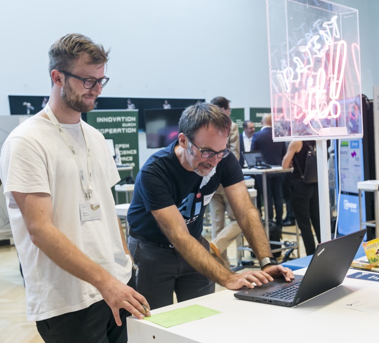 Student mit Techniker vom Österreichischen Patentamt bei der Recherche, aufgenommen in Alpbach beim Innovationsmarathon der TU Austria.