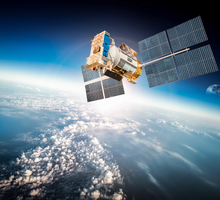 schwebender Satellit mit dem Planeten Erde im Hintergrund