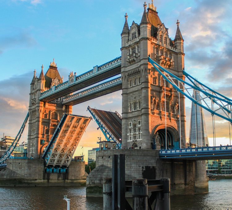 Tower Bridge in London in Abenddämmerung