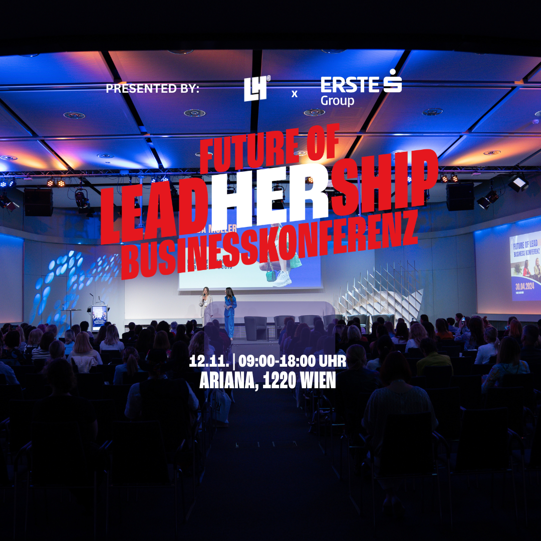 Bild von einem Konferenzsaal mit einer Bühne und im Vordergrund der Schriftzug Future of Leadhership Businesskonferenz